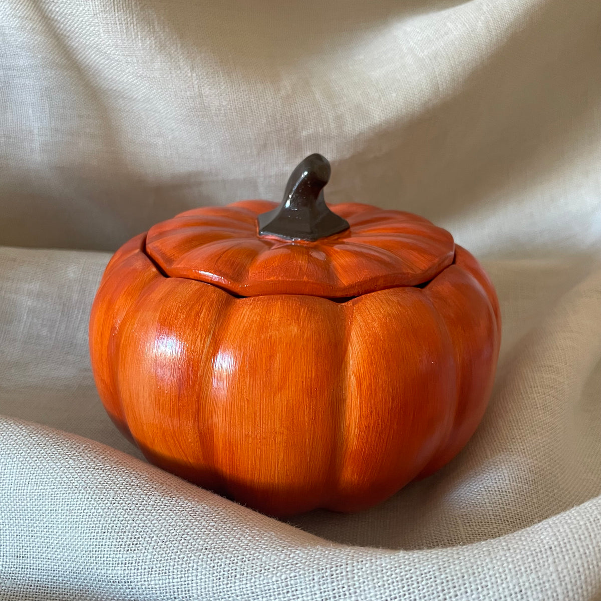 Harvest Pumpkin — Vela Aromática en Recipiente de Yeso
