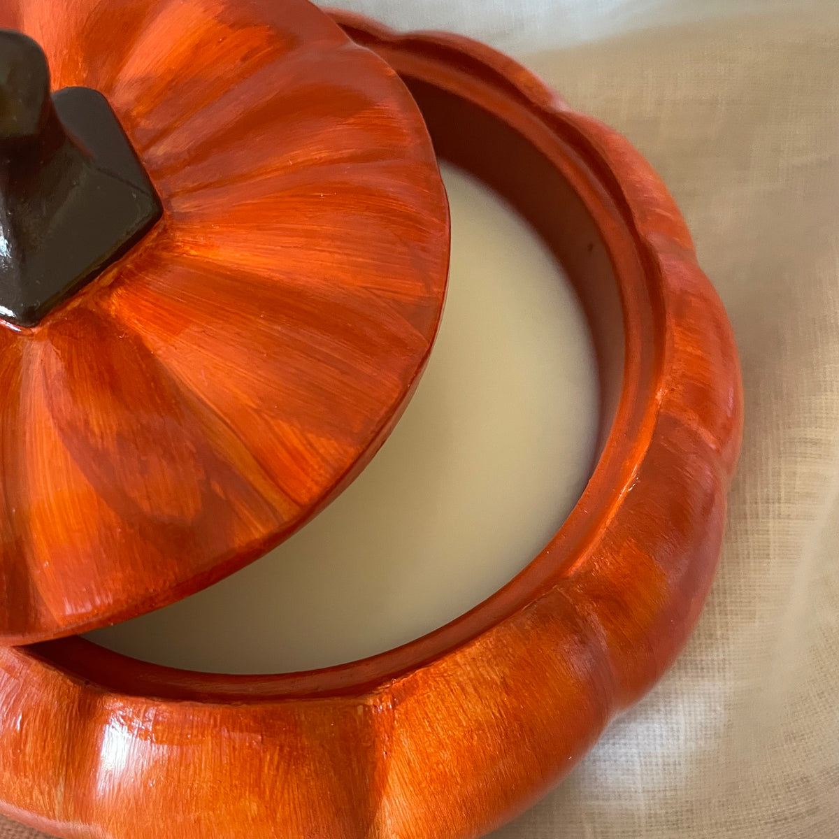 Harvest Pumpkin — Vela Aromática en Recipiente de Yeso